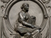 gottfreid-wilhelm-leibnitz-leipzig-universiteit-reliefs-onder-standbeeld